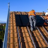 Si le prix des panneaux solaires semble trop beau pour être vrai ou que le démarcheur se montre trop insistant, la vigilance est de mise, avertit la Police cantonale vaudoise (image prétexte). KEYSTONE/JEAN-CHRISTOPHE BOTT